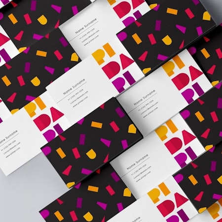 visitekaartjes met een ontwerp in de kleuren paars, zwart, en oranje