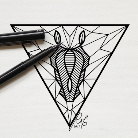 tattoo met een driehoekige lijnillustratie van een zwart paard