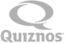 quiznosの灰色ロゴ