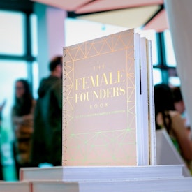 livro sobre mulheres fundadoras em uma loja de livros